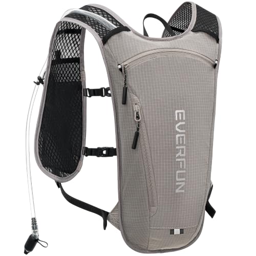 EVERFUN Hydration Backpack Running Vest Small Hiking Water Backpack with 1.5L Water Bladder, Lightweight Reflective Hydro Pack for Trail Running, Biking, Race, Marathons - color: Sand
